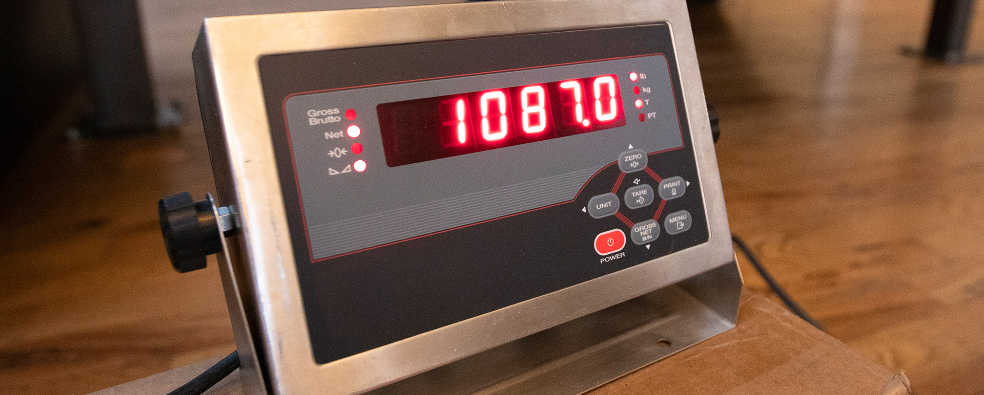 A digital scale reading 1087 pounds